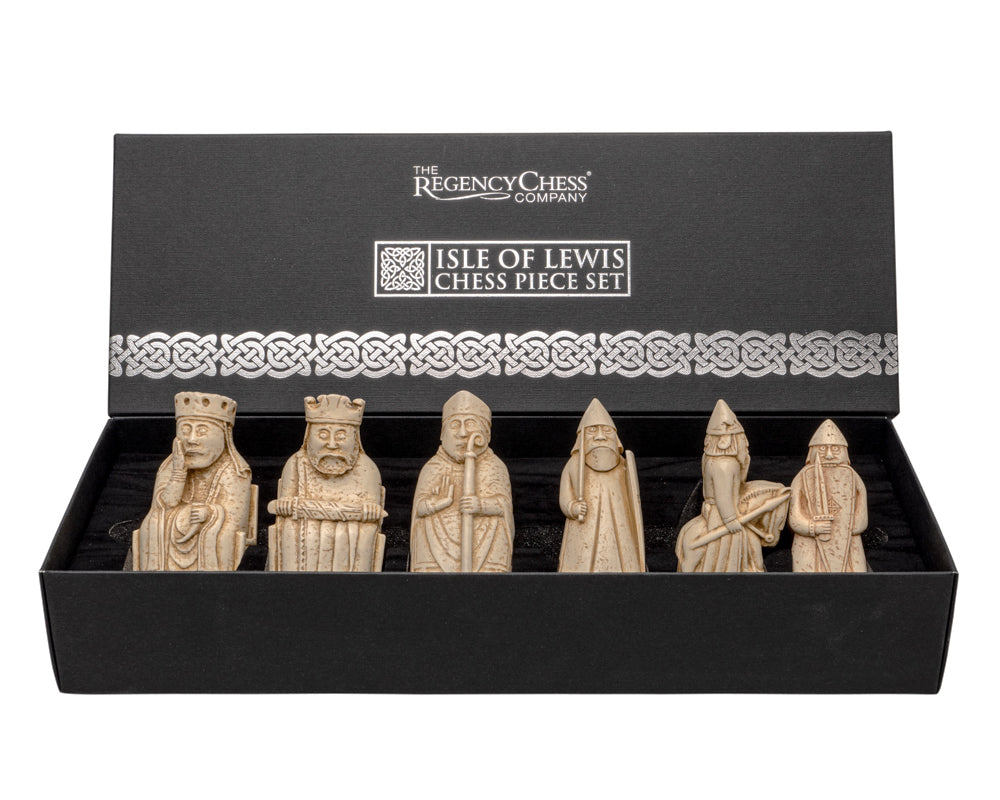 Das Regency-Schach-Set mit Lewis-Schachfiguren als Geschenk.