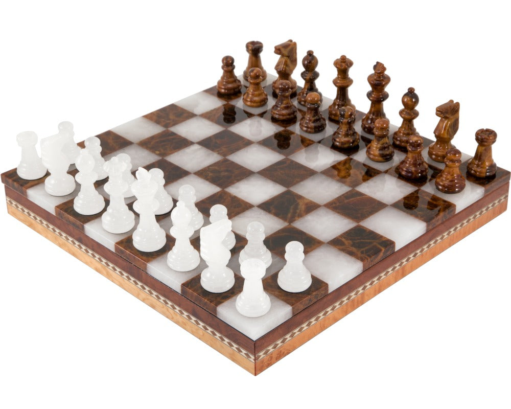 Schach und Dame aus braunem und weißem Alabaster mit eingelegter Kommode