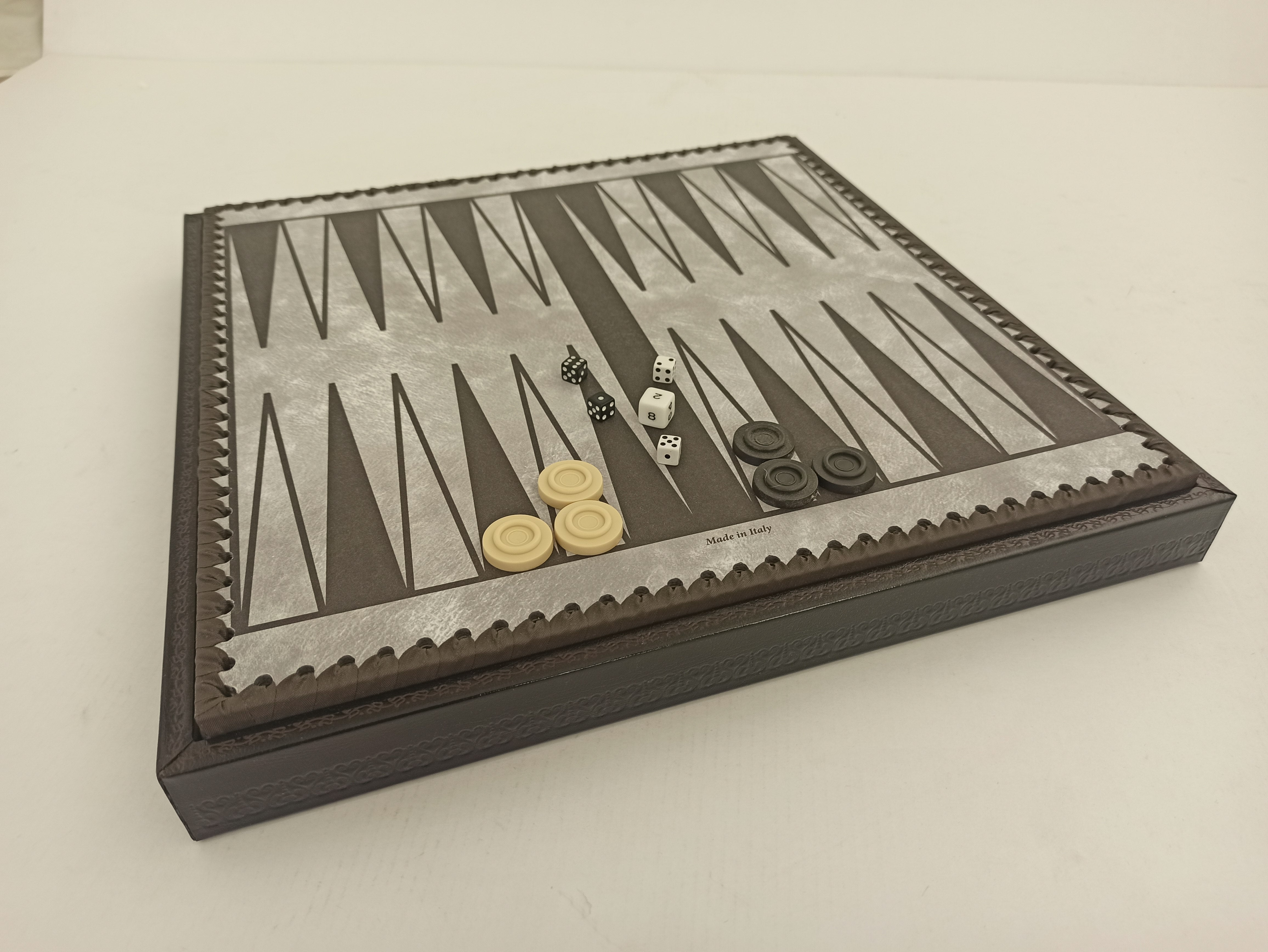 Der italienische Nero 13,75 Zoll Schachschrank mit abnehmbarem Deckel, Backgammon-Brett, Würfel und Damespiel