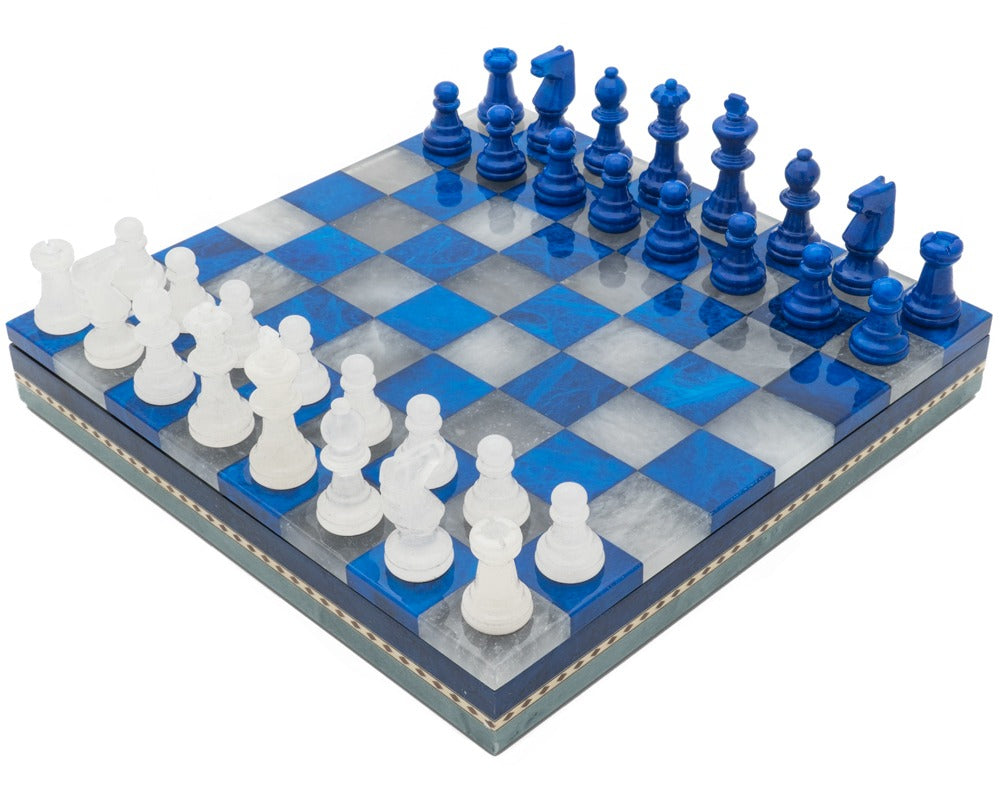 Schach und Dame aus blau-weißem Alabaster mit eingelegter Truhe