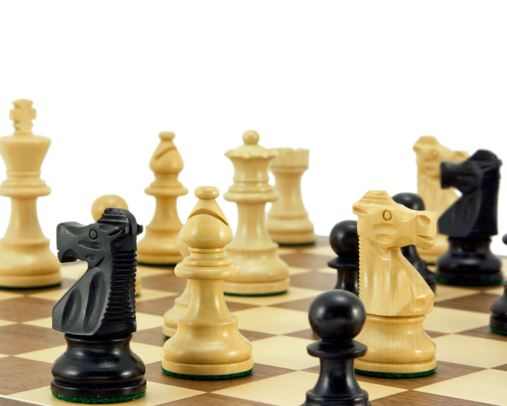Französischer Ritter Ebonisiert Klassisches Schachspiel