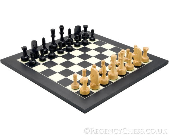 Zeitgenössisches mattschwarzes Schachspiel
