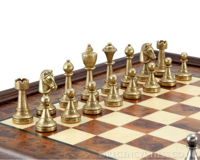 Finnesburg Traditionelles Schachspiel aus Messing und Bruyèreholz