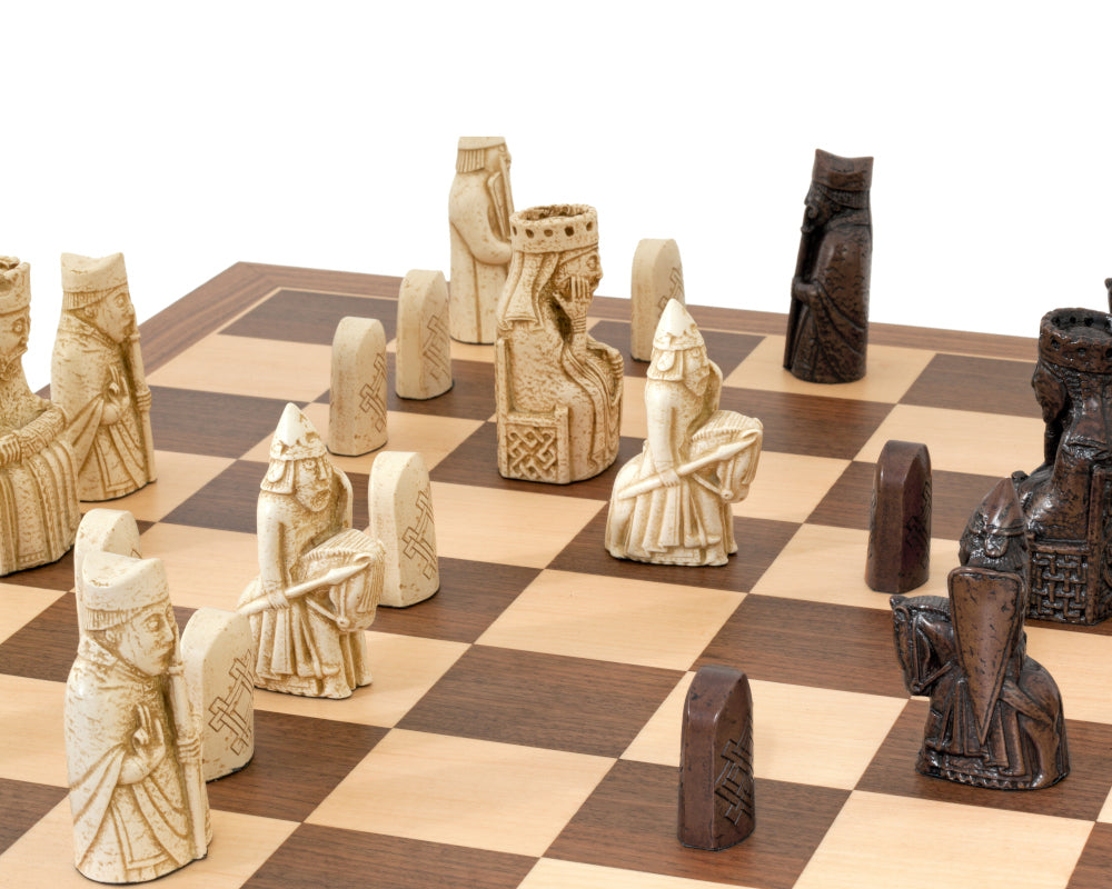 Schachspiel aus Nussbaum und Ahorn von der Isle of Lewis