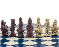 Berkeley Chess Alice im Wunderland Schachset in kardinalblau