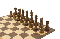 Das Pioneer Schachset aus goldenem Rosenholz und Walnuss mit klappbarem Brett