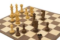 Das Pioneer Schachset aus goldenem Rosenholz und Walnuss mit klappbarem Brett