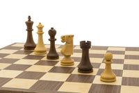 Das Pioneer Schachset aus goldenem Rosenholz und Walnuss mit klappbarem Brett