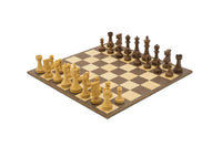 Das Pioneer Schachset aus goldenem Rosenholz und Walnuss mit klappbarem Brett
