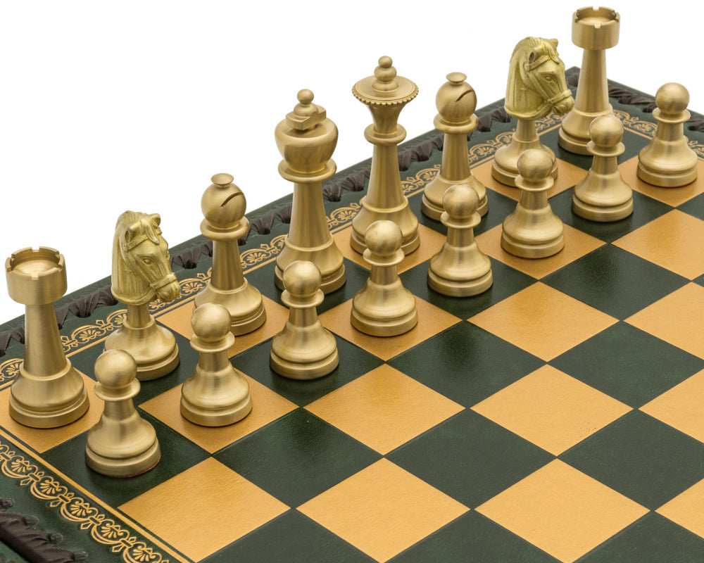 Das italienische Schachspiel Turin Verde mit Backgammon-Brett, Würfeln und Damespiel