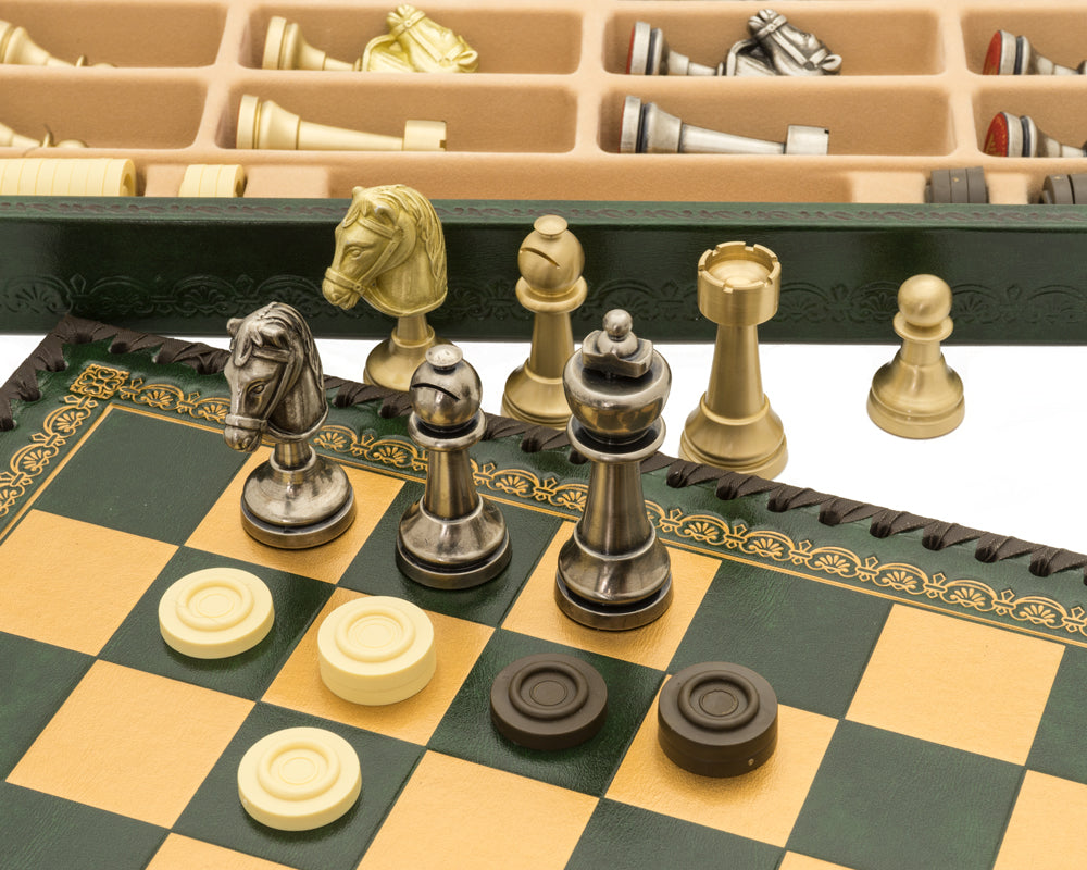 Das italienische Schachspiel Turin Verde mit Backgammon-Brett, Würfeln und Damespiel