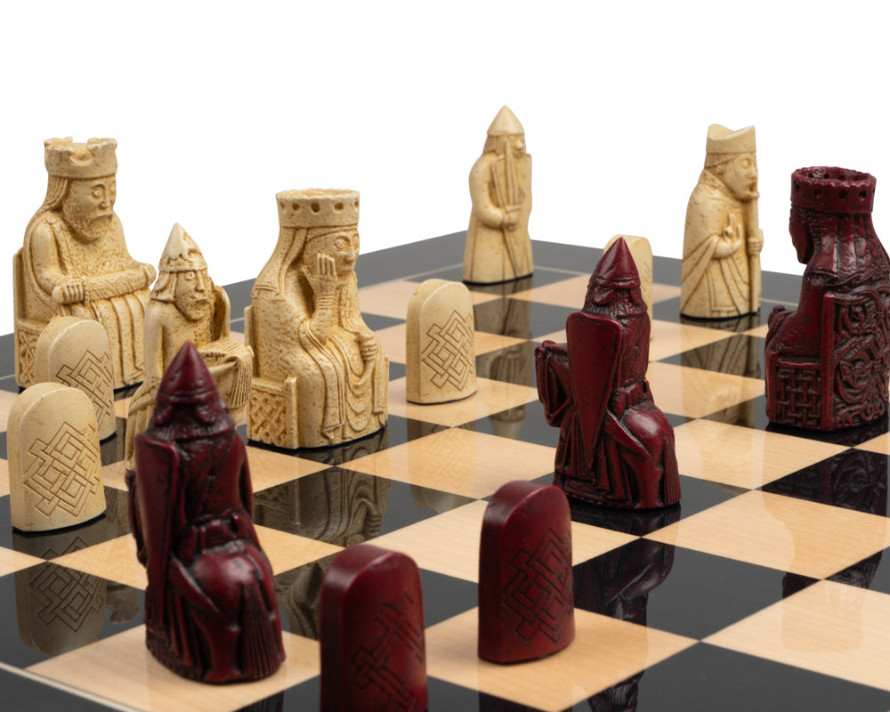 Schwarzes und rotes Schachspiel von der Isle of Lewis