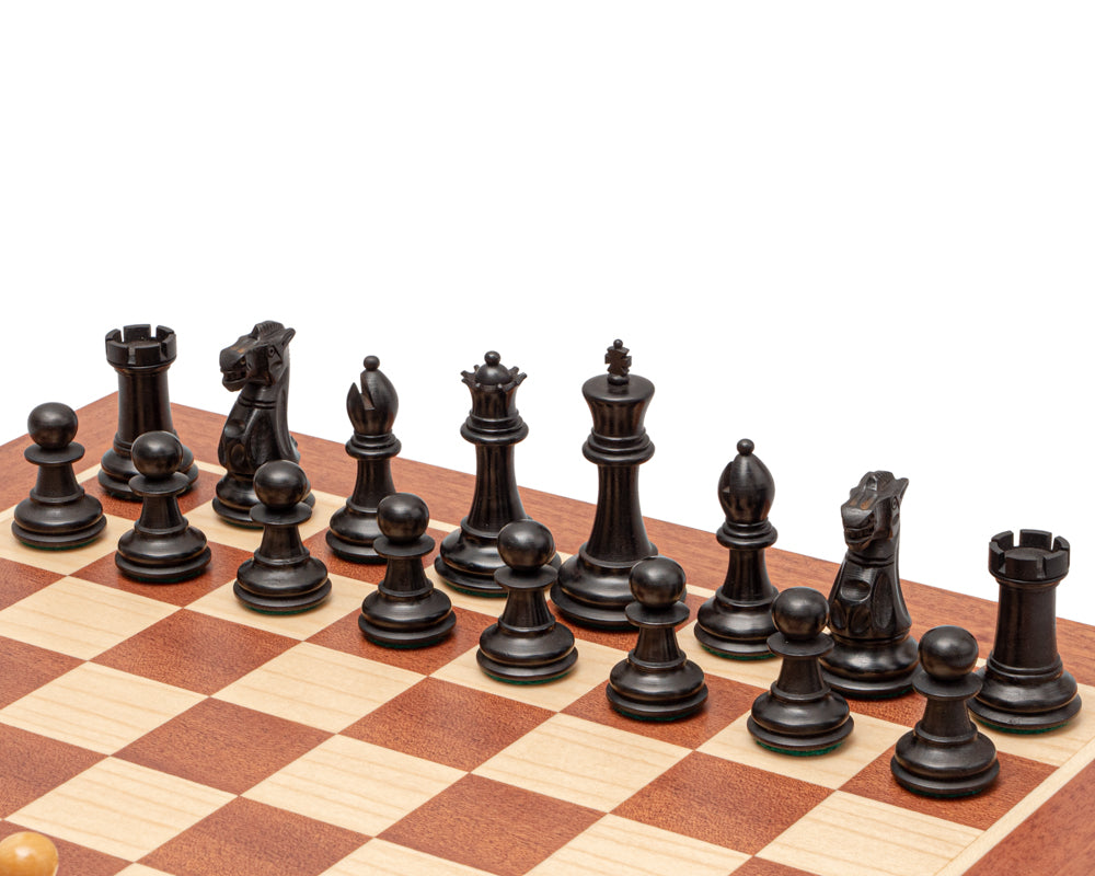 Das Warwick Schachspiel in Schwarz und Mahagoni