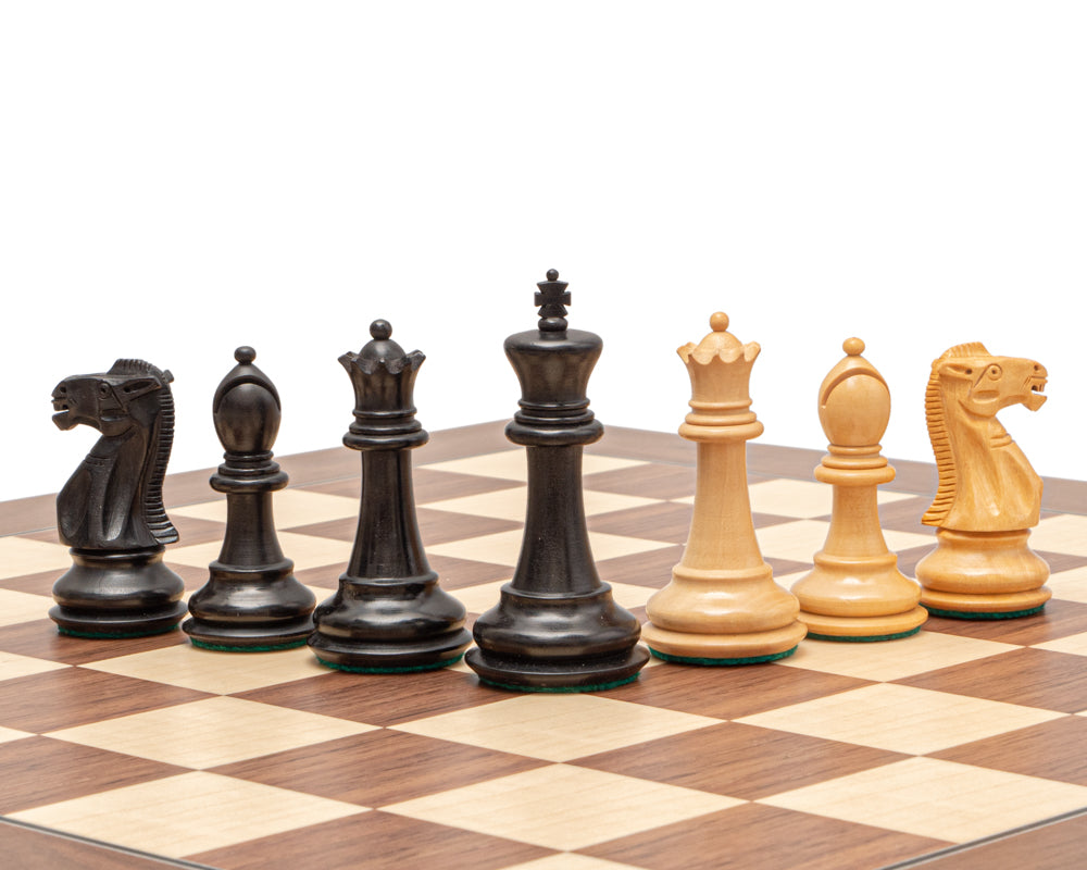 Das Warwick Grand Schachspiel in Schwarz und Walnuss