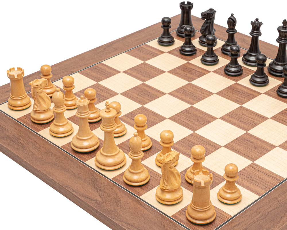 Das Warwick Grand Schachspiel in Schwarz und Walnuss