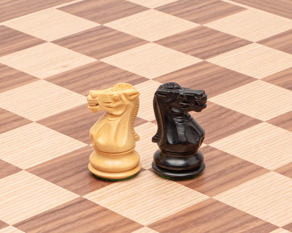 Traditionelles Highclere-Schachspiel aus Ebenholz und Walnuss