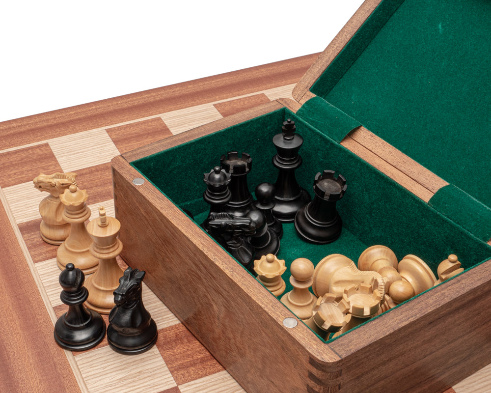 Das Tournament Schachspiel in Schwarz und Mahagoni mit Etui