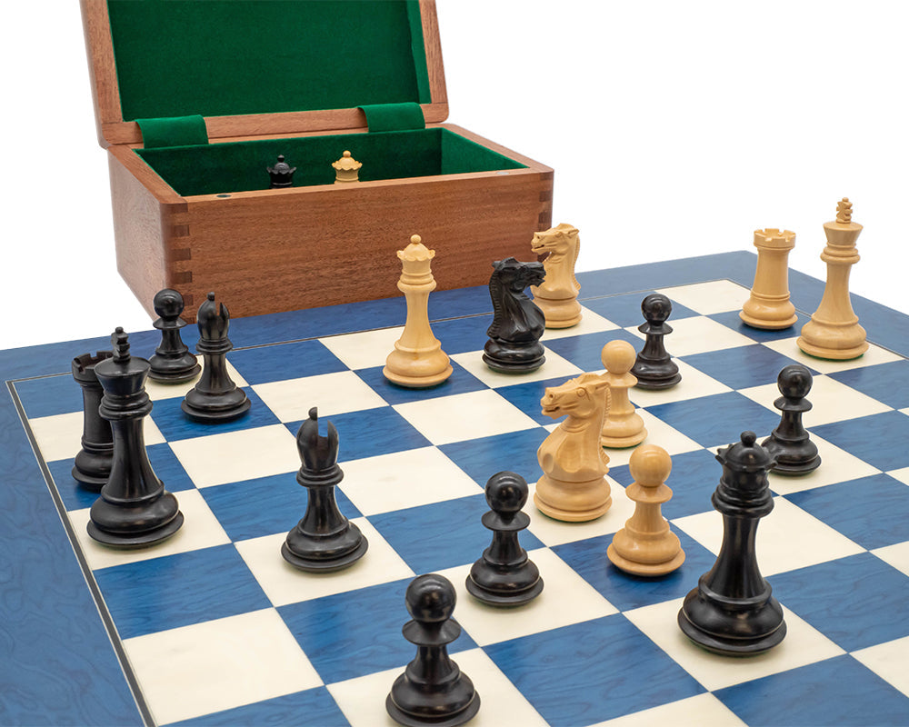 Das blau-schwarze Turnierschach-Set mit Etui