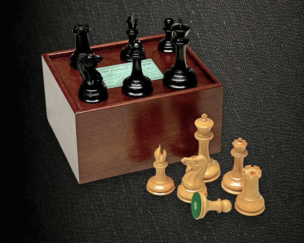 Das 1850 London Limited Edition Deluxe Schachspiel aus Ebenholz und Mahagoni mit Etui und Uhr