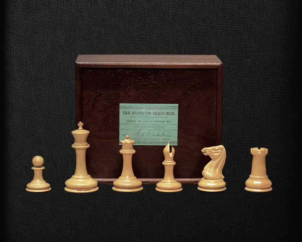 Die 1850 London Limited Edition Ebenholz und Mahagoni Deluxe-Schach-Set mit Gehäuse und Uhr
