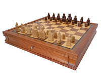 Das Regency Chess Isle of Lewis Luxus-Schachset mit Schrank aus Mahagoni