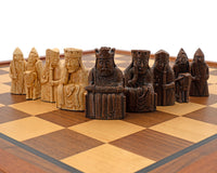 Das Regency Chess Isle of Lewis Luxus-Schachset mit Schrank aus Mahagoni