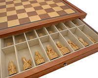 Das Regency Chess Isle of Lewis Luxus-Schachset mit Schrank aus Mahagoni