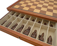 Das Regency Chess Isle of Lewis Luxus-Schachset mit Schrank aus Mahagoni